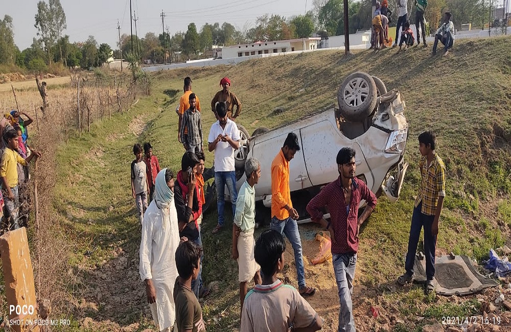 बाइक सबार को बचाने के चक्कर में पलटी कार बुरी तरह से छतिग्रस्त: REWA NEWS